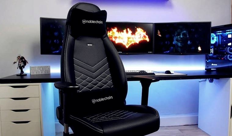 Кресло на фоне игрового компьютера