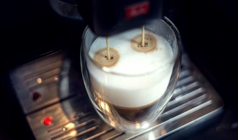 Фото приготовленного кофе в кофемашине