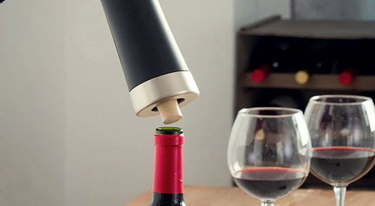 Фото электрического штопора при открытии бутылки вина