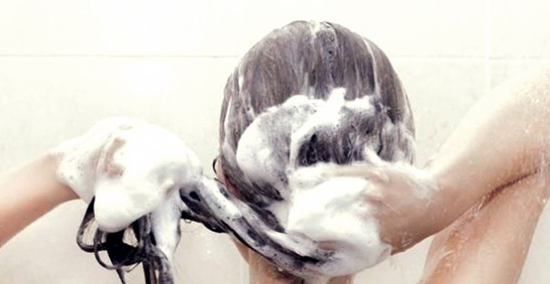 Фото шампуня на волосах девушки