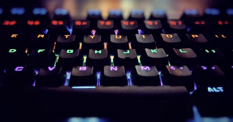 Фотография механической клавиатуры с подсветкой