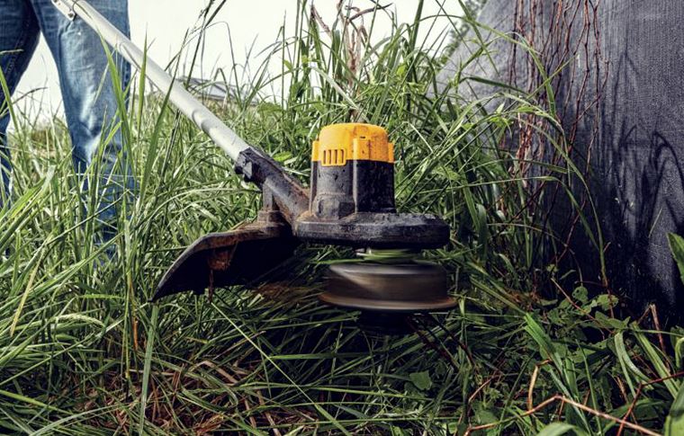 Фото покоса травы электрическим триммером