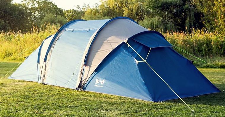 Фото четырехместной палатки на природе