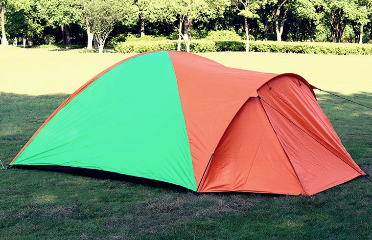 Фото установленной двухместной палатки на природе