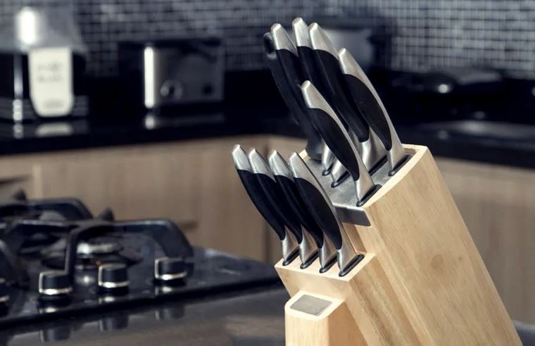 Фото набора ножей с подставкой на кухне