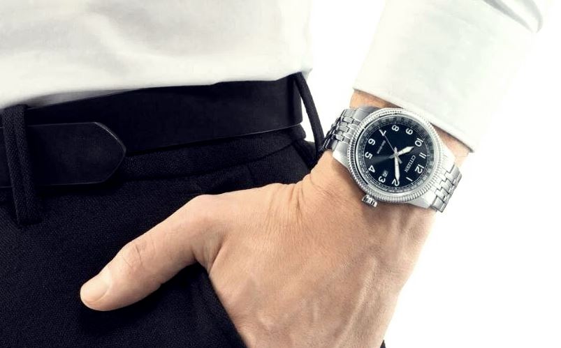 фото наручных часов кварцевого типа на руках мужчины